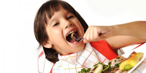 otrok poje zelenjavo na dieti s pankreatitisom