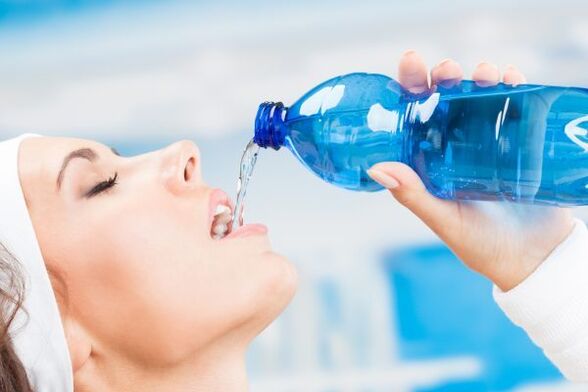 Če pijete veliko vode, se lahko znebite 5 kg odvečne teže v enem tednu